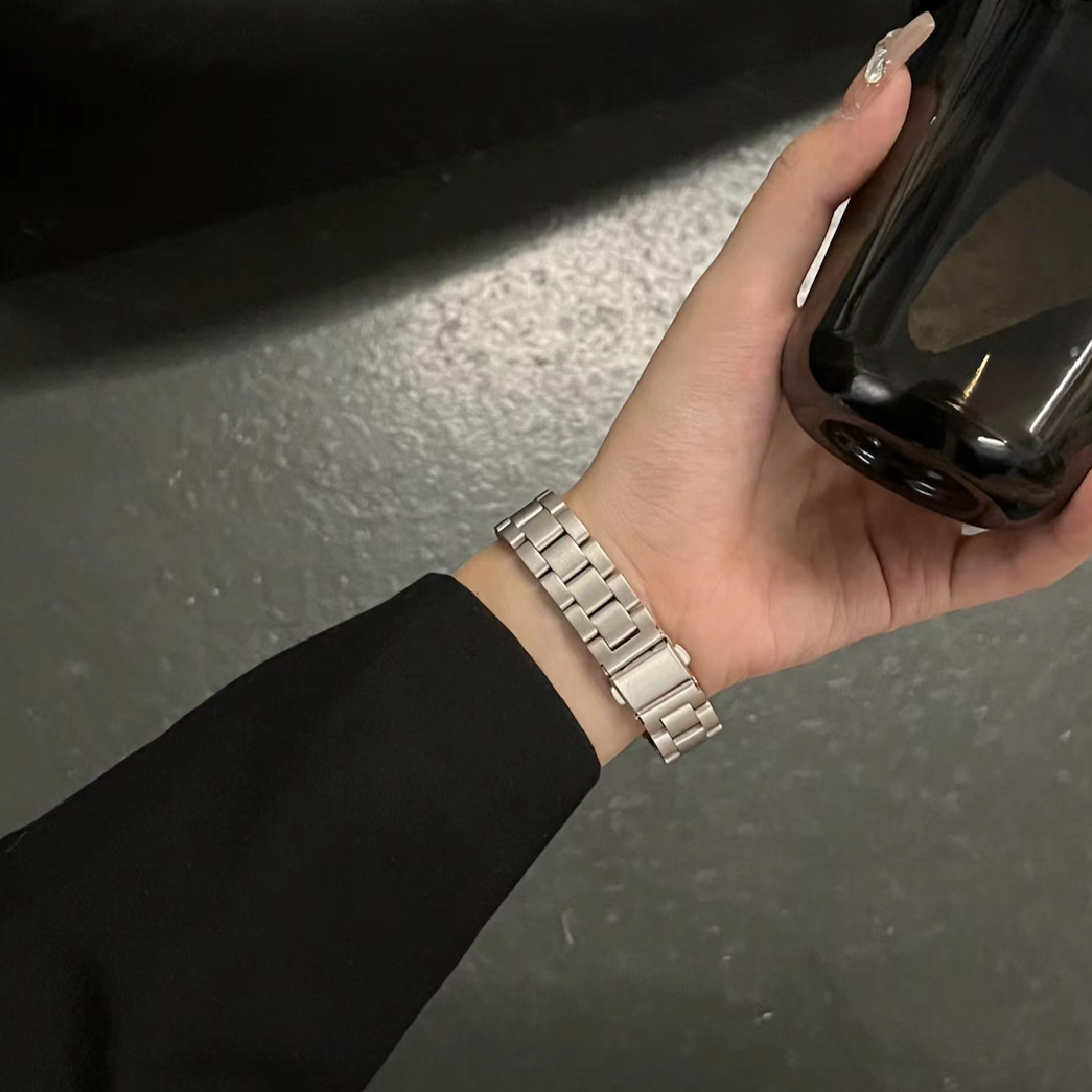 Sleek Stainless Steel Apple Watch Band (Triple-link)