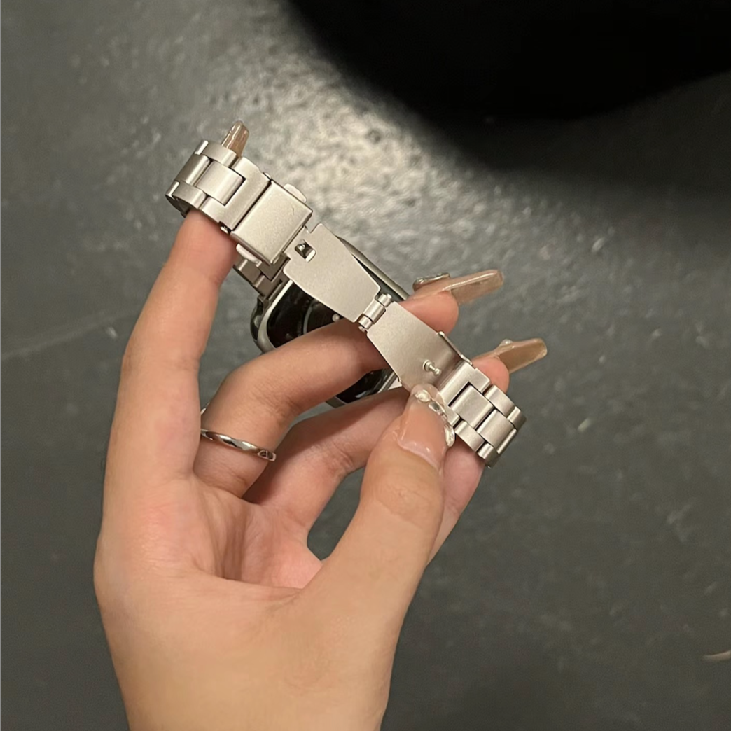 Sleek Stainless Steel Apple Watch Band (Triple-link)