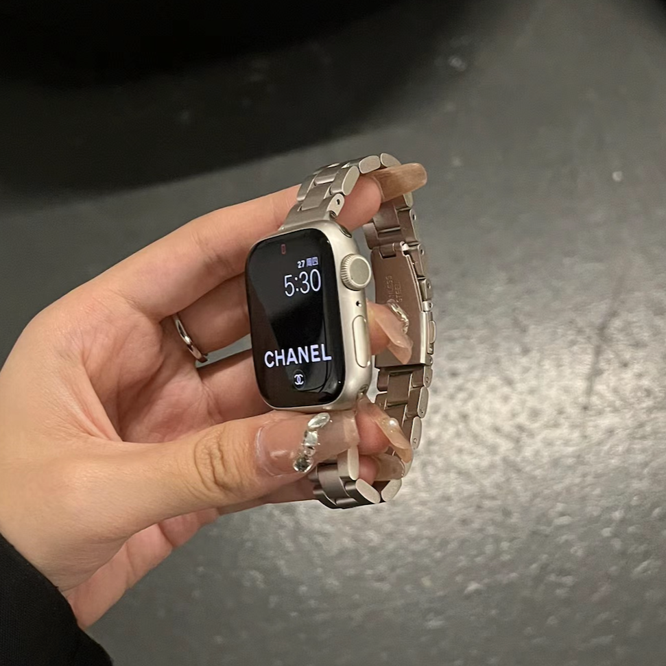 Sleek Stainless Steel Apple Watch Band (Triple-link)