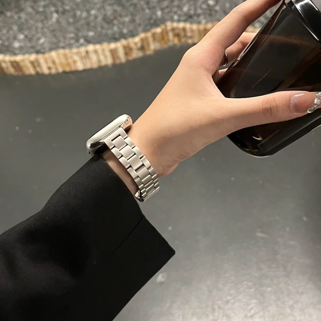 Sleek Stainless Steel Apple Watch Band (Triple-link)