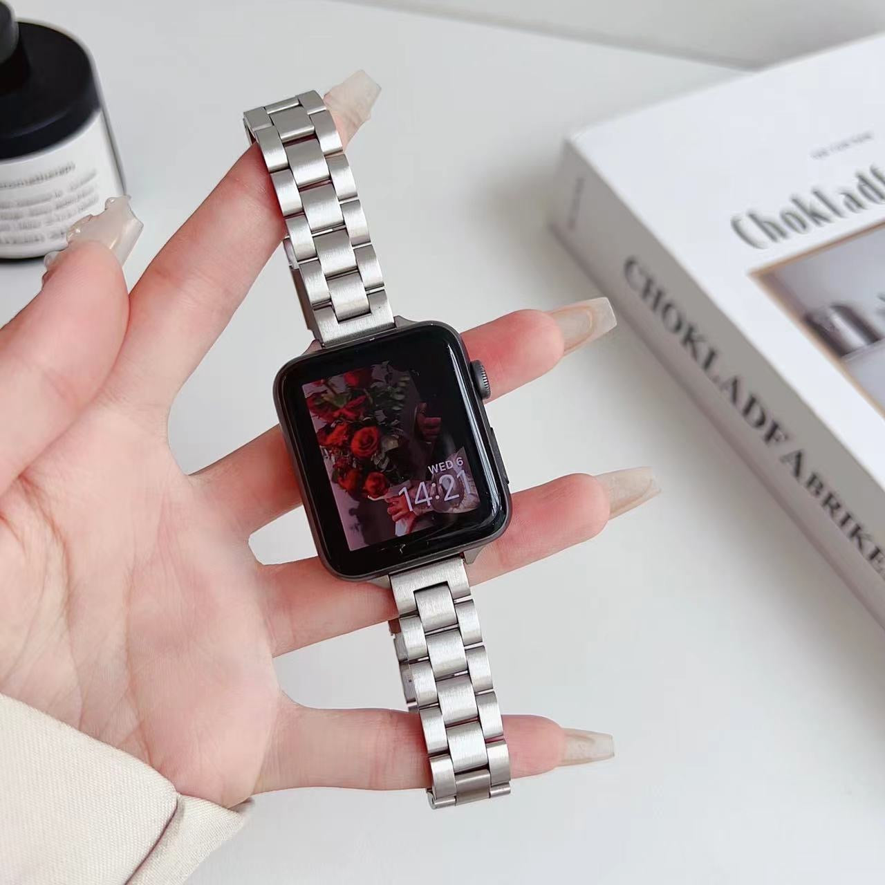 Sleek Stainless Steel Apple Watch Band (Triple-link)